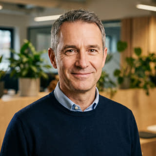 James Mitchell, quien aparece como director ejecutivo en Nítido Plazombre, en una imagen de perfil
